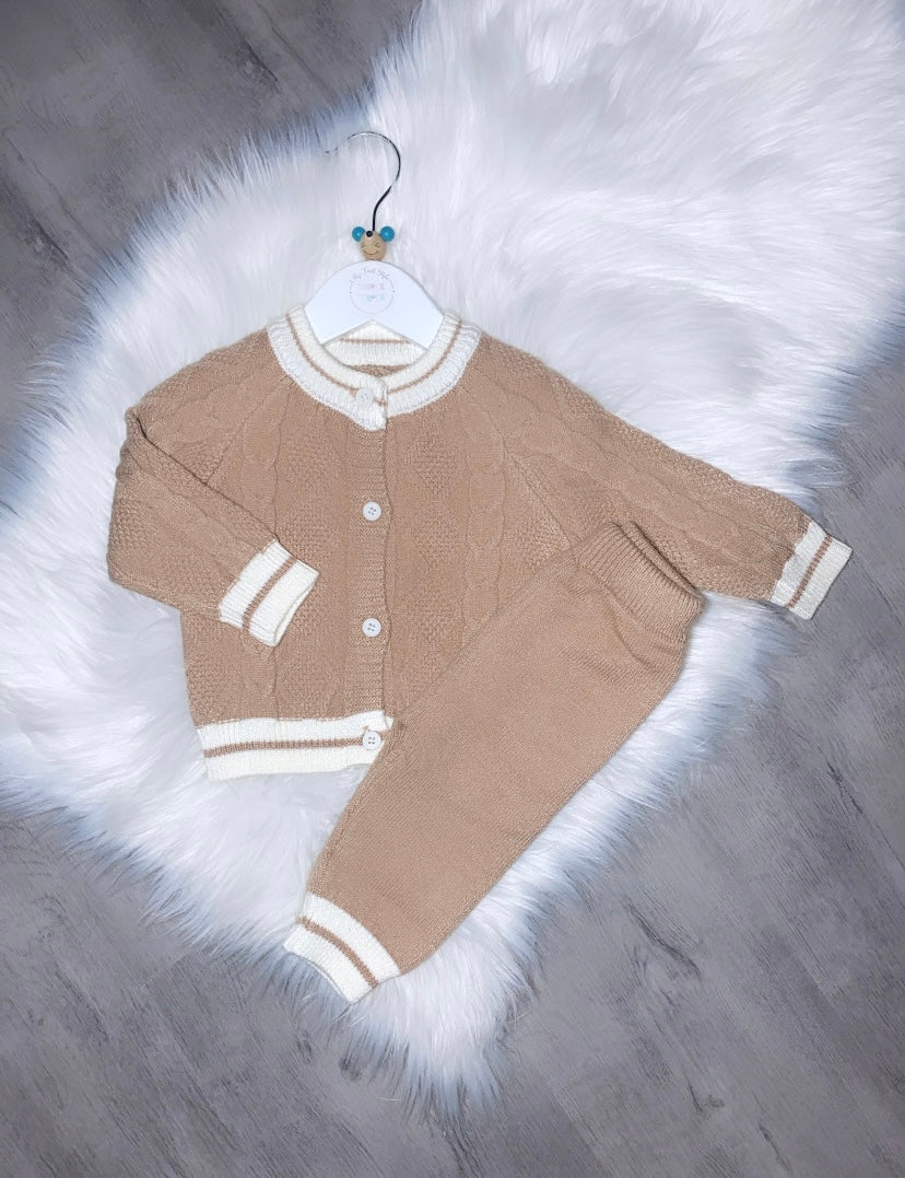 Thick brown knitted set