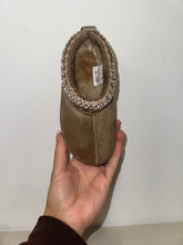 Load image into Gallery viewer, Taupe slip on boots
