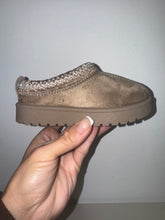 Load image into Gallery viewer, Taupe slip on boots
