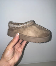 Load image into Gallery viewer, Taupe slip on boots
