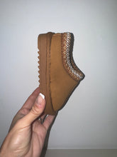 Load image into Gallery viewer, Camel slip on boots
